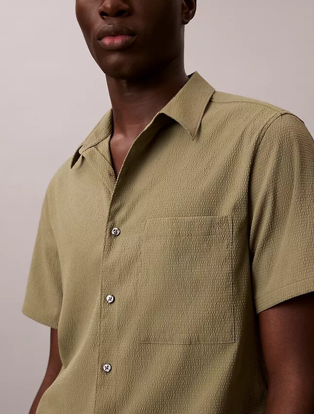 Camisa clássica de botões em seersucker liso Camisa clássica de botões em seersucker liso