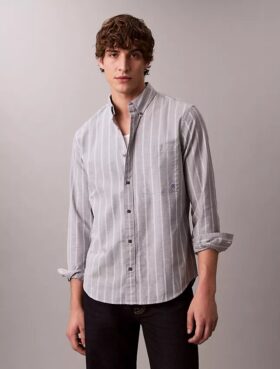 Camisa clássica de botões Oxford às riscas