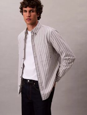 Camisa clássica de botões Oxford às riscas