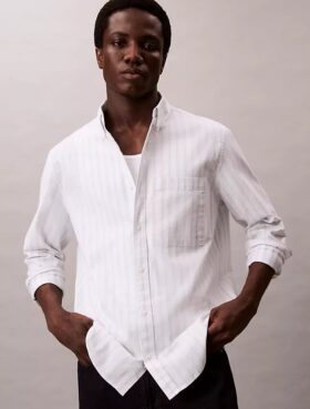 Camisa clássica de botões Oxford às riscas