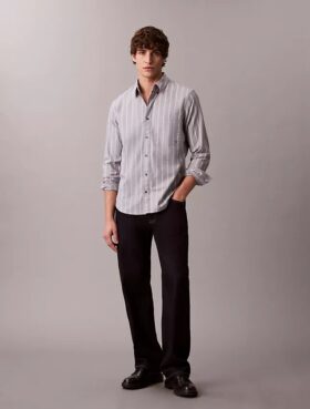 Camisa clássica de botões Oxford às riscas