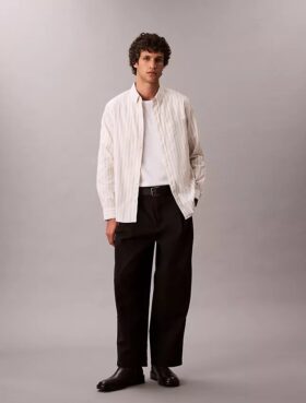 Camisa clássica de botões Oxford às riscas