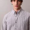 Camisa clássica de botões Oxford às riscas