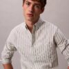 Camisa clássica de botões Oxford às riscas