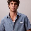 Camisa clássica de chambray com botões Camisa clássica de chambray com botões