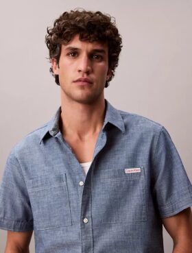 Camisa clássica de chambray com botões