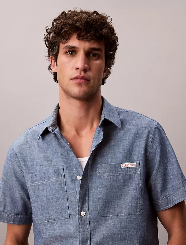 Camisa clássica de chambray com botões Camisa clássica de chambray com botões
