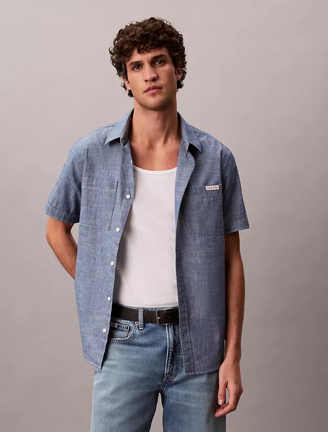 Camisa clássica de chambray com botões Camisa clássica de chambray com botões