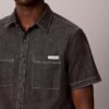 Camisa clássica de chambray com botões Camisa clássica de chambray com botões