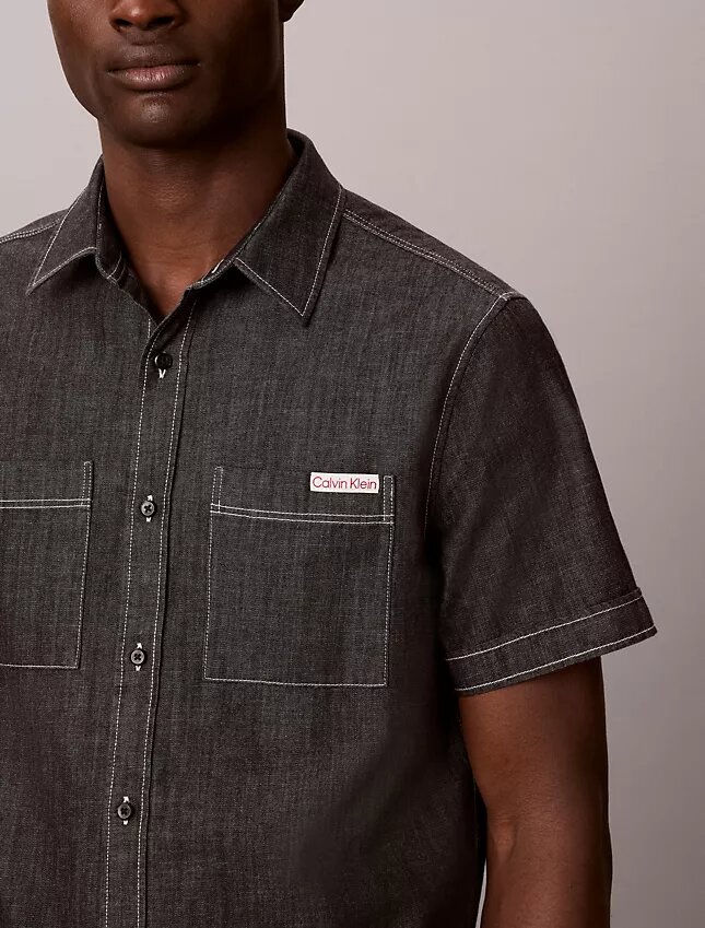 Camisa clássica de chambray com botões Camisa clássica de chambray com botões