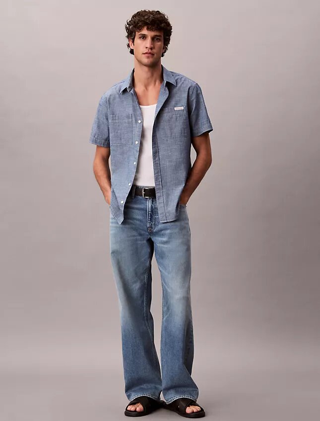 Camisa clássica de chambray com botões Camisa clássica de chambray com botões