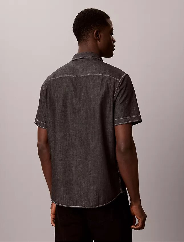 Camisa clássica de chambray com botões Camisa clássica de chambray com botões