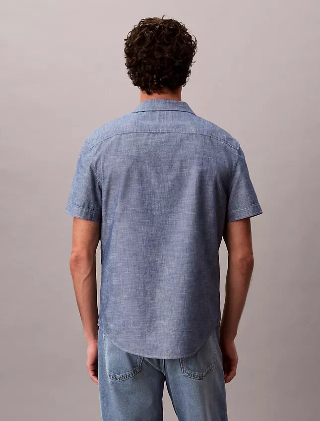 Camisa clássica de chambray com botões Camisa clássica de chambray com botões