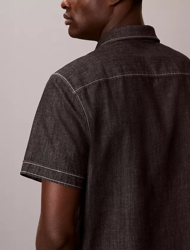 Camisa clássica de chambray com botões Camisa clássica de chambray com botões