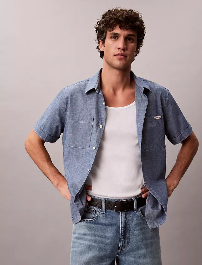 Camisa clássica de chambray com botões Camisa clássica de chambray com botões