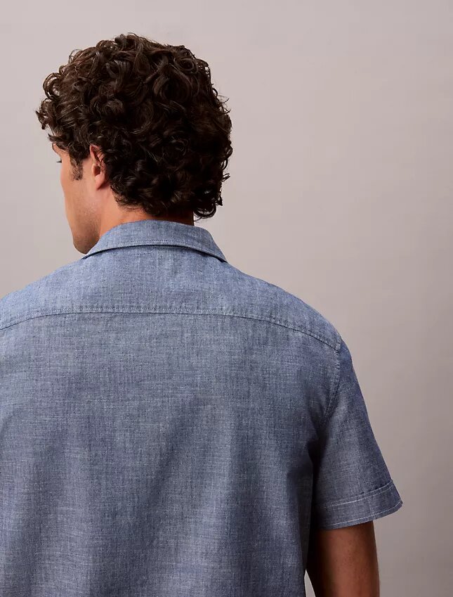 Camisa clássica de chambray com botões Camisa clássica de chambray com botões
