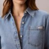 Camisa clássica de Denim com botões