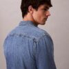 Camisa clássica de Denim com botões Camisa clássica de Denim com botões