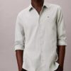 Camisa clássica de linho e algodão com botões Camisa clássica de linho e algodão com botões