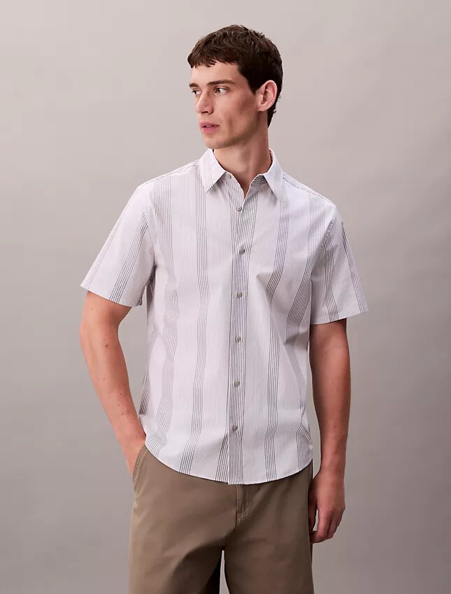Camisa clássica elástica com riscas tingidas no fio Camisa clássica elástica com riscas tingidas no fio