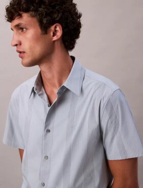 Camisa clássica elástica com riscas tingidas no fio