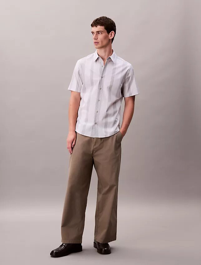 Camisa clássica elástica com riscas tingidas no fio Camisa clássica elástica com riscas tingidas no fio