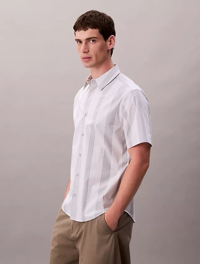 Camisa clássica elástica com riscas tingidas no fio Camisa clássica elástica com riscas tingidas no fio