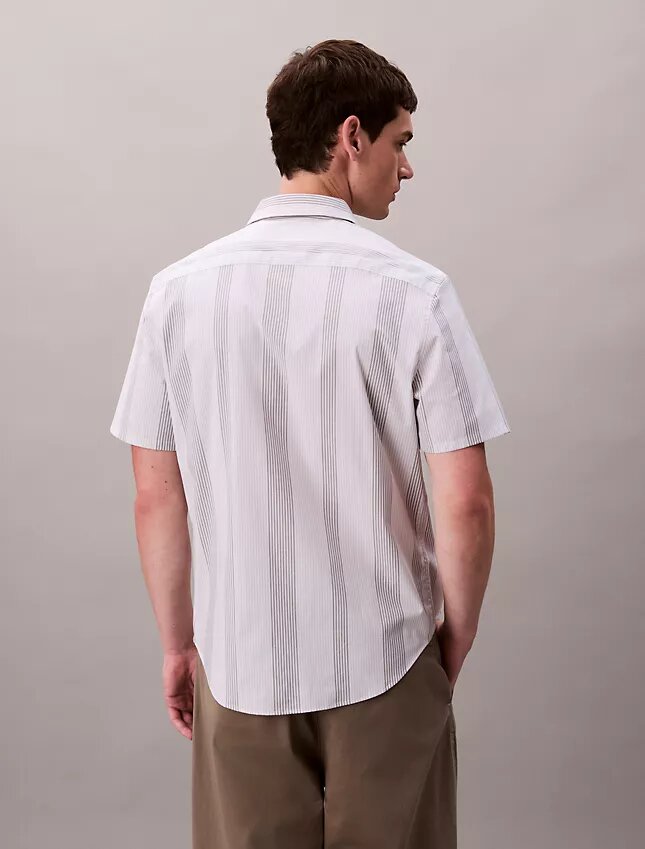 Camisa clássica elástica com riscas tingidas no fio Camisa clássica elástica com riscas tingidas no fio