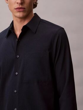 Camisa clássica lisa em seersucker