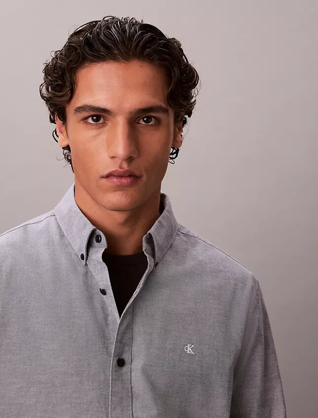 Camisa clássica Oxford lisa com botões Camisa clássica Oxford lisa com botões