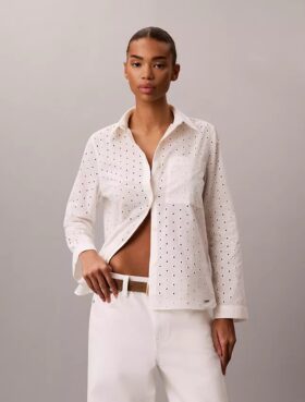 Camisa com botões e bordado inglês