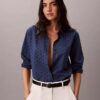 Camisa com botões e bordado inglês Camisa com botões e bordado inglês
