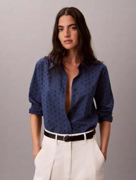 Camisa com botões e bordado inglês