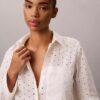 Camisa com botões e bordado inglês Camisa com botões e bordado inglês