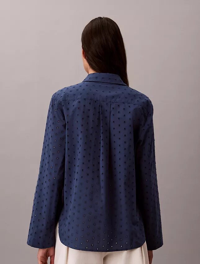 Camisa com botões e bordado inglês Camisa com botões e bordado inglês