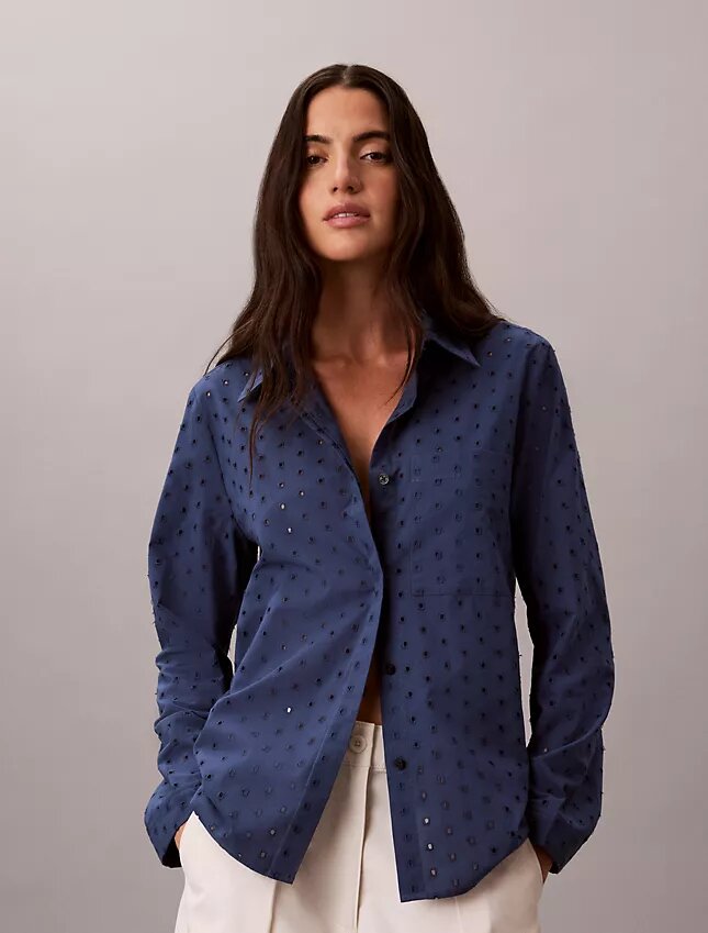 Camisa com botões e bordado inglês Camisa com botões e bordado inglês