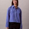 Camisa curta de corte largo com riscas e botões Camisa curta de corte largo com riscas e botões