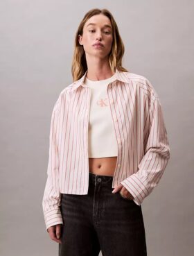 Camisa curta de corte largo com riscas e botões