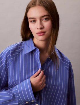Camisa curta de corte largo com riscas e botões