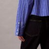 Camisa curta de corte largo com riscas e botões Camisa curta de corte largo com riscas e botões