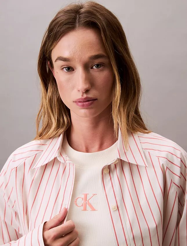 Camisa curta de corte largo com riscas e botões Camisa curta de corte largo com riscas e botões