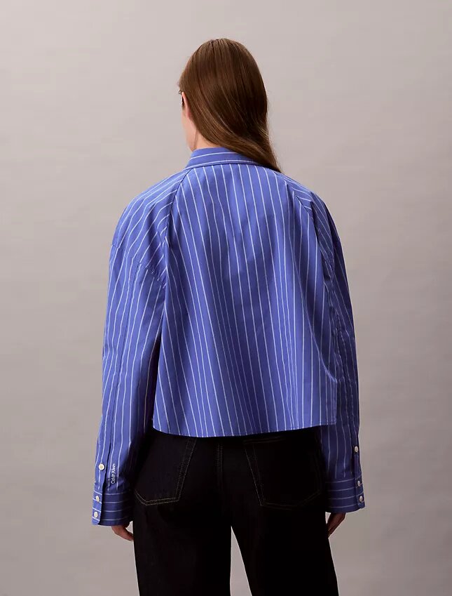 Camisa curta de corte largo com riscas e botões Camisa curta de corte largo com riscas e botões