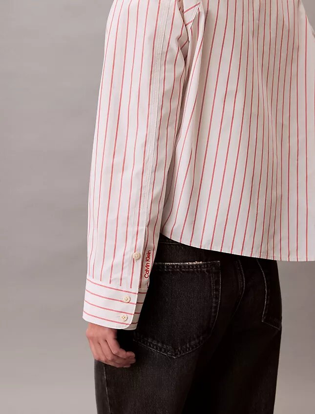 Camisa curta de corte largo com riscas e botões Camisa curta de corte largo com riscas e botões