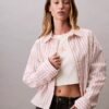 Camisa curta de corte largo com riscas e botões Camisa curta de corte largo com riscas e botões