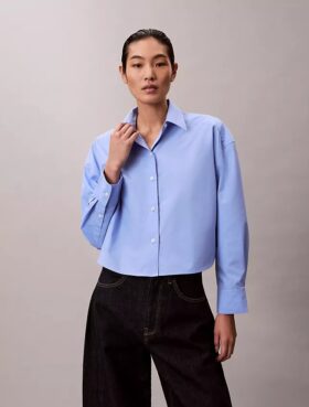 Camisa curta de popeline com botões e corte descontraído