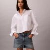 Camisa curta e larga de popeline de algodão com botões Camisa curta e larga de popeline de algodão com botões