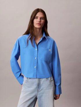 Camisa curta e larga de popeline de algodão com botões