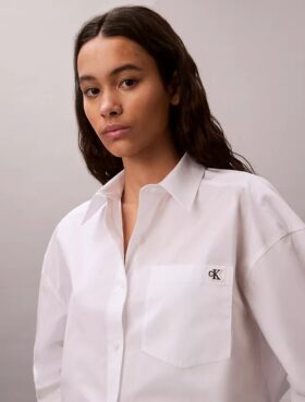 Camisa curta e larga de popeline de algodão com botões