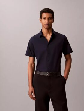 Camisa de algodão elástico com botões e corte justo