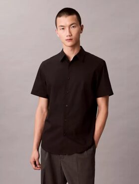 Camisa de algodão elástico com botões e corte justo
